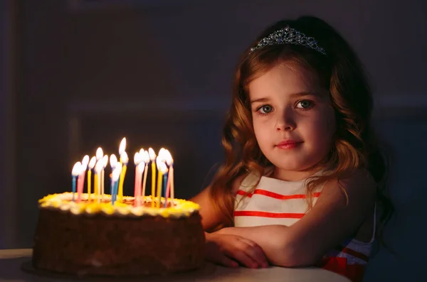 Retrato de menina bonita com bolo de aniversário — Fotografia de Stock