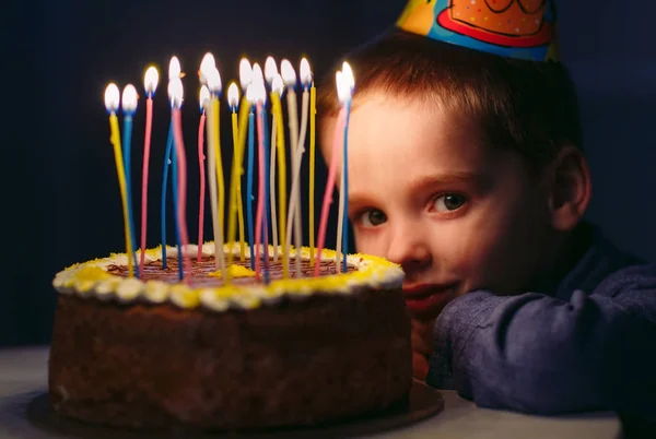 День народження. Маленький хлопчик вибухає свічки на каміні . — стокове фото