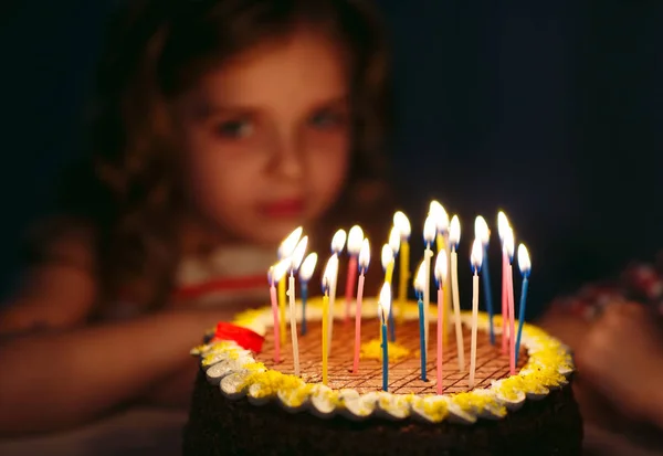 Portret van mooi meisje met cake van de kindverjaardag — Stockfoto