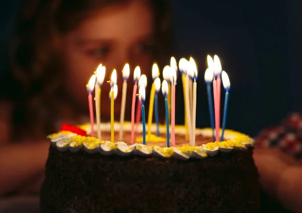 Anniversaire des enfants. Enfants près d'un gâteau d'anniversaire avec des bougies . — Photo