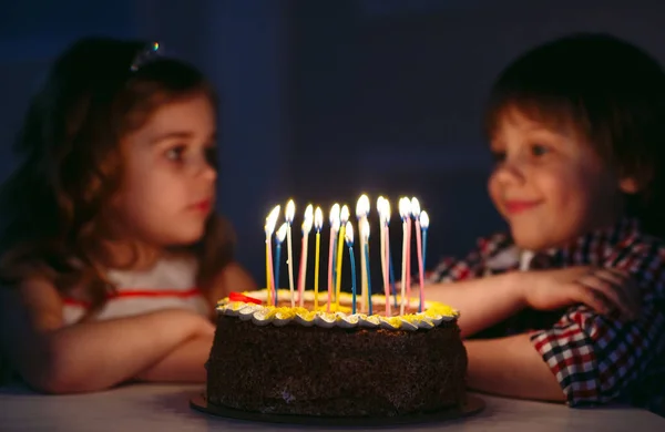 Kindergeburtstag. Kinder neben einer Geburtstagstorte mit Kerzen. — Stockfoto