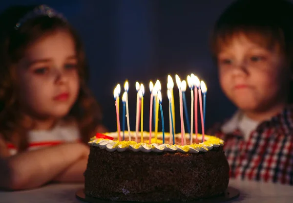 Kindergeburtstag. Kinder neben einer Geburtstagstorte mit Kerzen. — Stockfoto