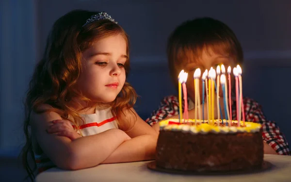 Gyermek születésnapja. Gyermekek közelében egy születésnapi torta gyertyákkal. — Stock Fotó