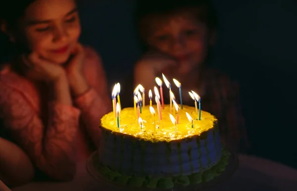 Çocuk doğum günü. Çocuklar bir doğum günü pastası mumlar ile yakın — Stok fotoğraf