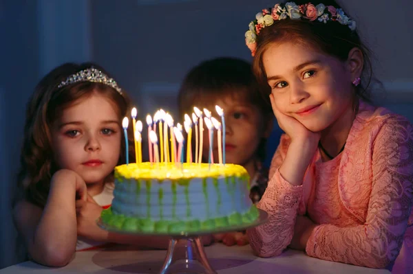 Aniversário de crianças. Crianças perto de um bolo de aniversário com velas — Fotografia de Stock