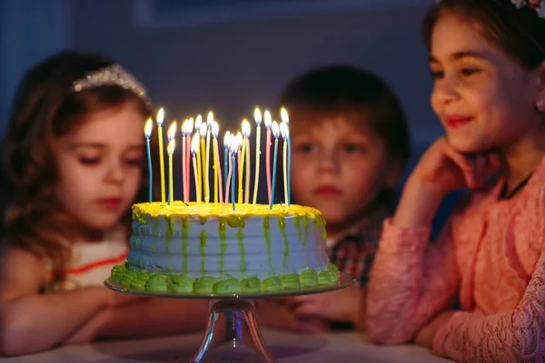 Gyermek születésnapja. Gyermekek közelében egy születésnapi torta gyertyákkal — Stock Fotó