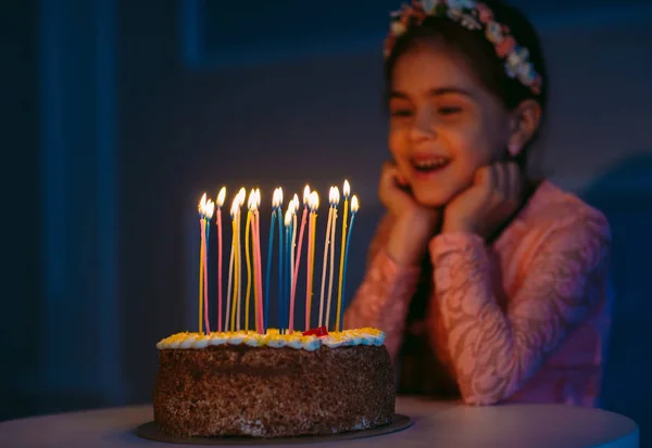 Doğum günü. Küçük tatlı bir kız stoke mumlar dışarı üfler — Stok fotoğraf