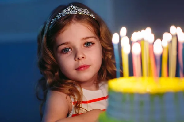 Barnens födelsedag. Barn nära en födelsedagstårta med ljus — Stockfoto