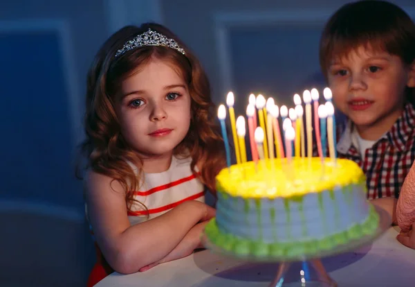 Aniversário de crianças. Crianças perto de um bolo de aniversário com velas — Fotografia de Stock