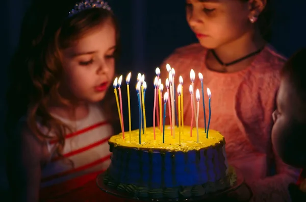 Çocuk doğum günü. Çocuklar bir doğum günü pastası mumlar ile yakın — Stok fotoğraf