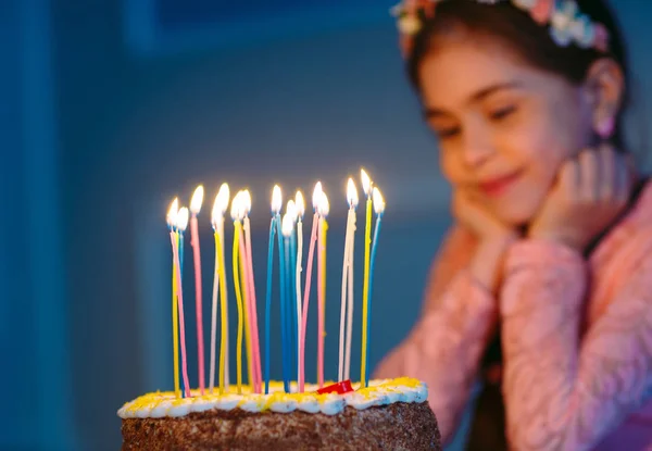 Portrait of little pretty girl with birthday cake. — Stock Photo, Image