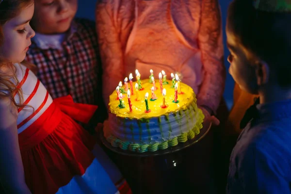 Ulang tahun Childrens. Anak-anak dekat kue ulang tahun dengan lilin — Stok Foto