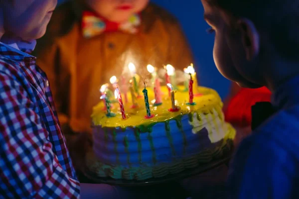 Kindergeburtstag. Kinder neben einer Geburtstagstorte mit Kerzen — Stockfoto