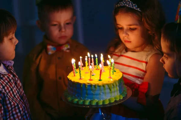 Dětské narozeniny. Děti v blízkosti narozeninový dort se svíčkami — Stock fotografie