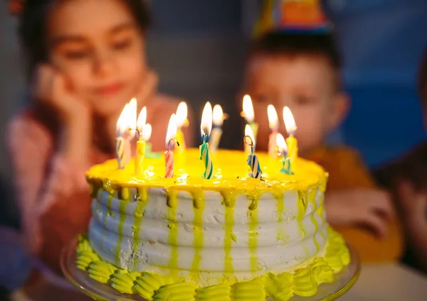 Gyermek születésnapja. Gyermekek közelében egy születésnapi torta gyertyákkal — Stock Fotó