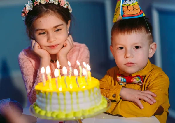 Ziua de naştere a copiilor. Copii lângă un tort de ziua de naștere cu lumânări — Fotografie, imagine de stoc