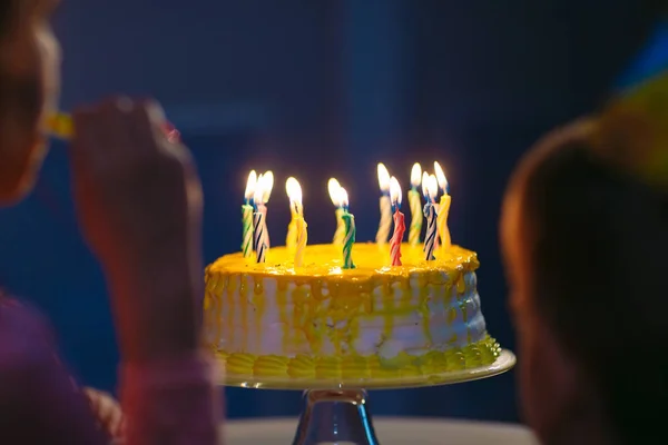 Kindergeburtstag. Kinder neben einer Geburtstagstorte mit Kerzen — Stockfoto