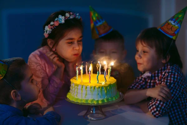 Aniversário de crianças. Crianças perto de um bolo de aniversário com velas . — Fotografia de Stock