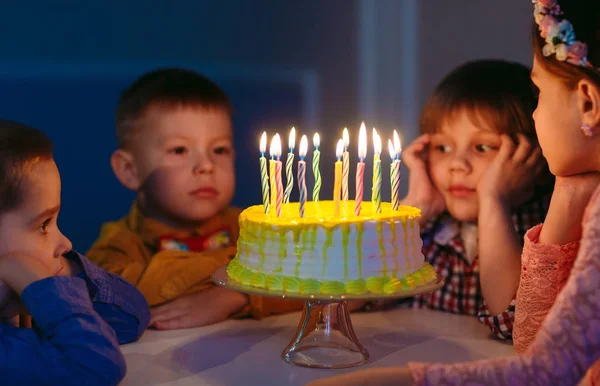 Aniversário de crianças. Crianças perto de um bolo de aniversário com velas . — Fotografia de Stock