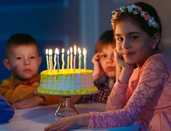 Urodziny dla dzieci. Dzieci w pobliżu tort urodzinowy z świece. — Zdjęcie stockowe