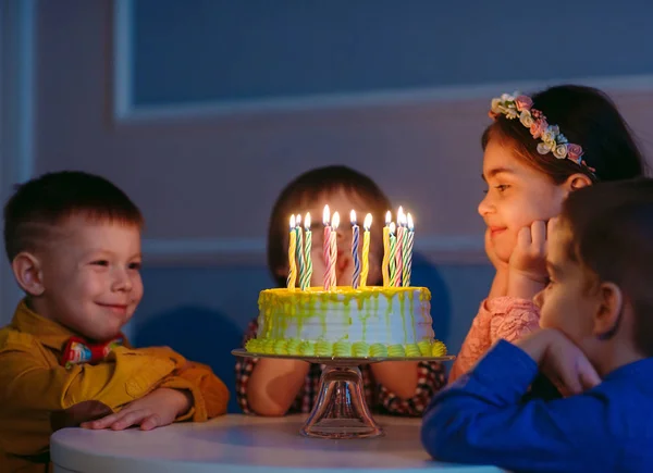 Çocuk doğum günü. Çocuklar bir doğum günü pastası mumlar ile yakın — Stok fotoğraf