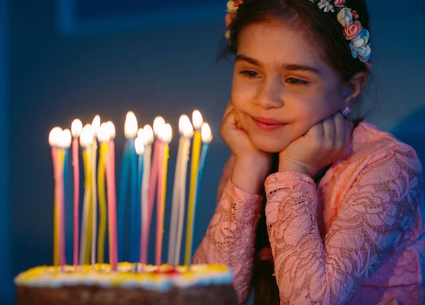 Retrato de menina bonita com bolo de aniversário . — Fotografia de Stock