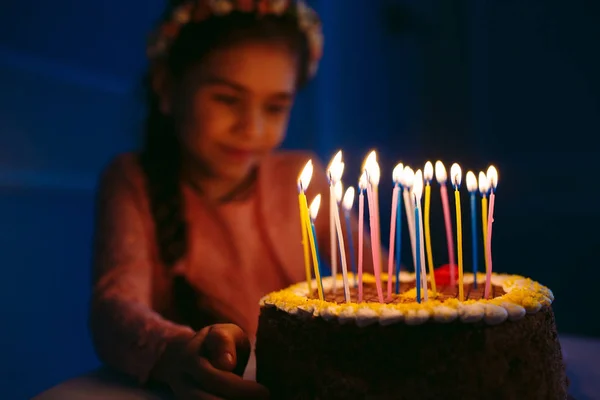 Geburtstag. ein kleines süßes Mädchen bläst Kerzen auf dem Herd aus — Stockfoto