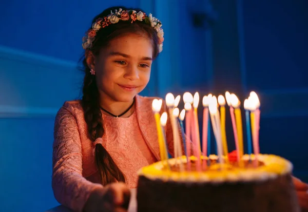 Doğum günü pastası ile güzel kız portresi — Stok fotoğraf