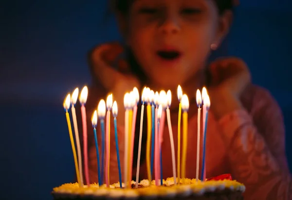 Geburtstag. ein kleines süßes Mädchen bläst Kerzen auf dem Herd aus — Stockfoto