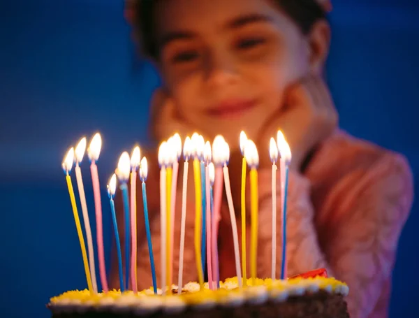 Portret van mooi meisje met cake van de kindverjaardag. — Stockfoto