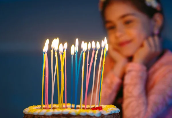 Portret van mooi meisje met cake van de kindverjaardag. — Stockfoto