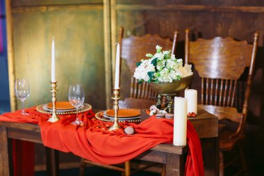 Terracotta renkli yemek masası seti. İki kişilik romantik akşam yemeği.