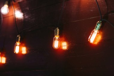 Vintage akkor Edison tipi ampuller ahşap duvar üzerinde