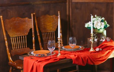 Terracotta renkli yemek masası seti. İki kişilik romantik akşam yemeği.