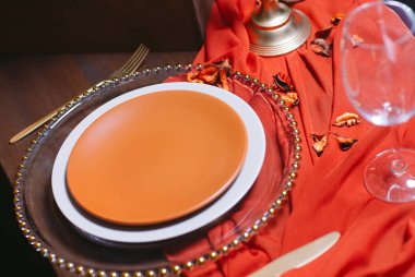 Terracotta renkli yemek masası seti. İki kişilik romantik akşam yemeği.