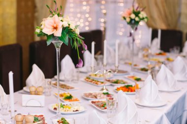 Nikah masası masaya taze çiçekler ayarı.