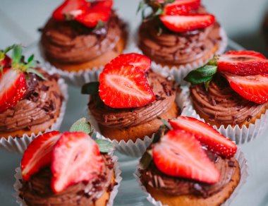 Çilek ve çikolata krema ile ev yapımı cupcakes.