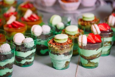 Taze meyve ve krema ile plastik bardak Trifles.