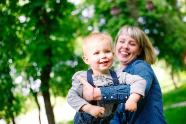 Yaz parkında yürüyen anne ve oğlu.