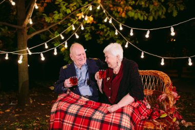 Mutlu yaşlı çift kanepede oturan akşam çay içme