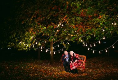 Mutlu yaşlı çift kanepede oturan akşam çay içme