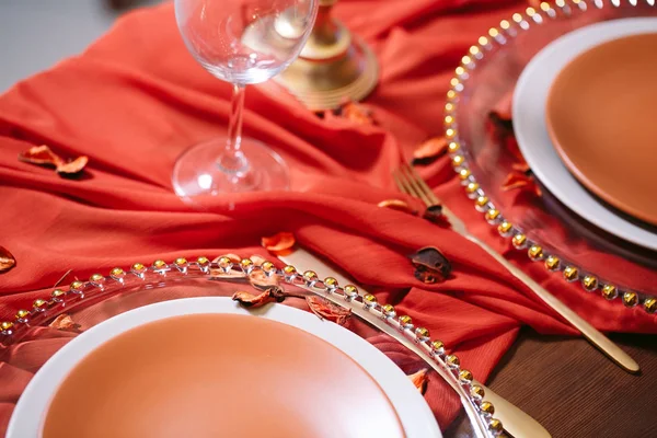 Terracotta renkli yemek masası seti. İki kişilik romantik akşam yemeği.