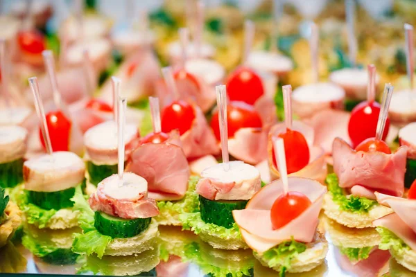 Taze sebze ve salata ile kanepe çeşitleri. Ziyafet servisi.