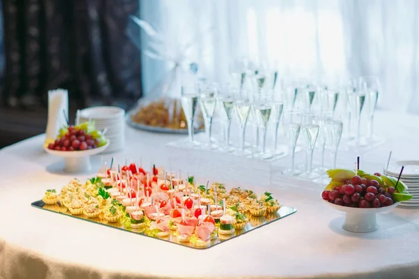 Assortment of canapes with fresh vegetables and salad. Banquet service. — Stock Photo, Image