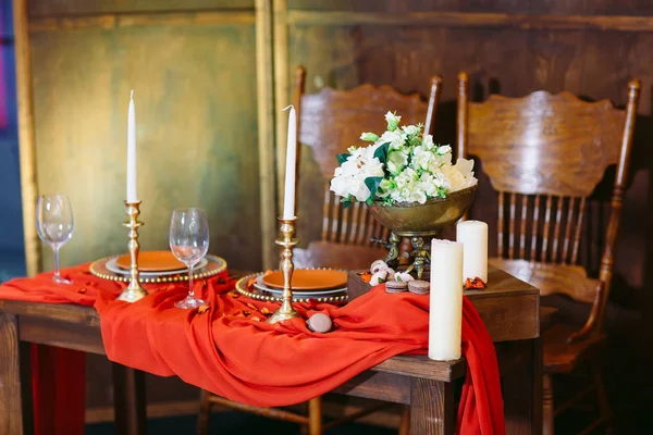 Terracotta renkli yemek masası seti. İki kişilik romantik akşam yemeği.