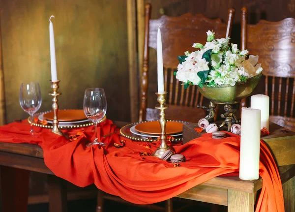 Terracotta renkli yemek masası seti. İki kişilik romantik akşam yemeği.