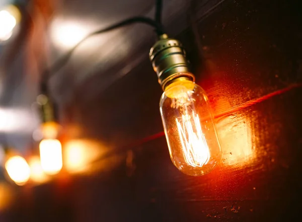 Ampoules incandescentes vintage de type Edison sur mur en bois — Photo