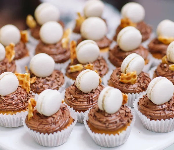 Bagatelas en vasos de plástico con fruta fresca y crema . — Foto de Stock