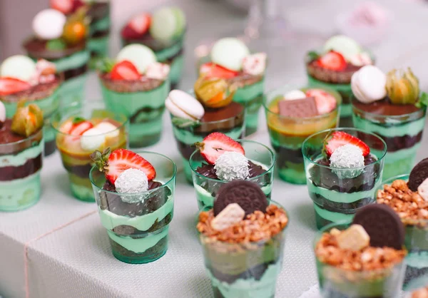 Taze meyve ve krema ile plastik bardak Trifles.