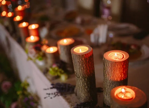 Bröllops bord inställning med brinnande ljus på bordet — Stockfoto
